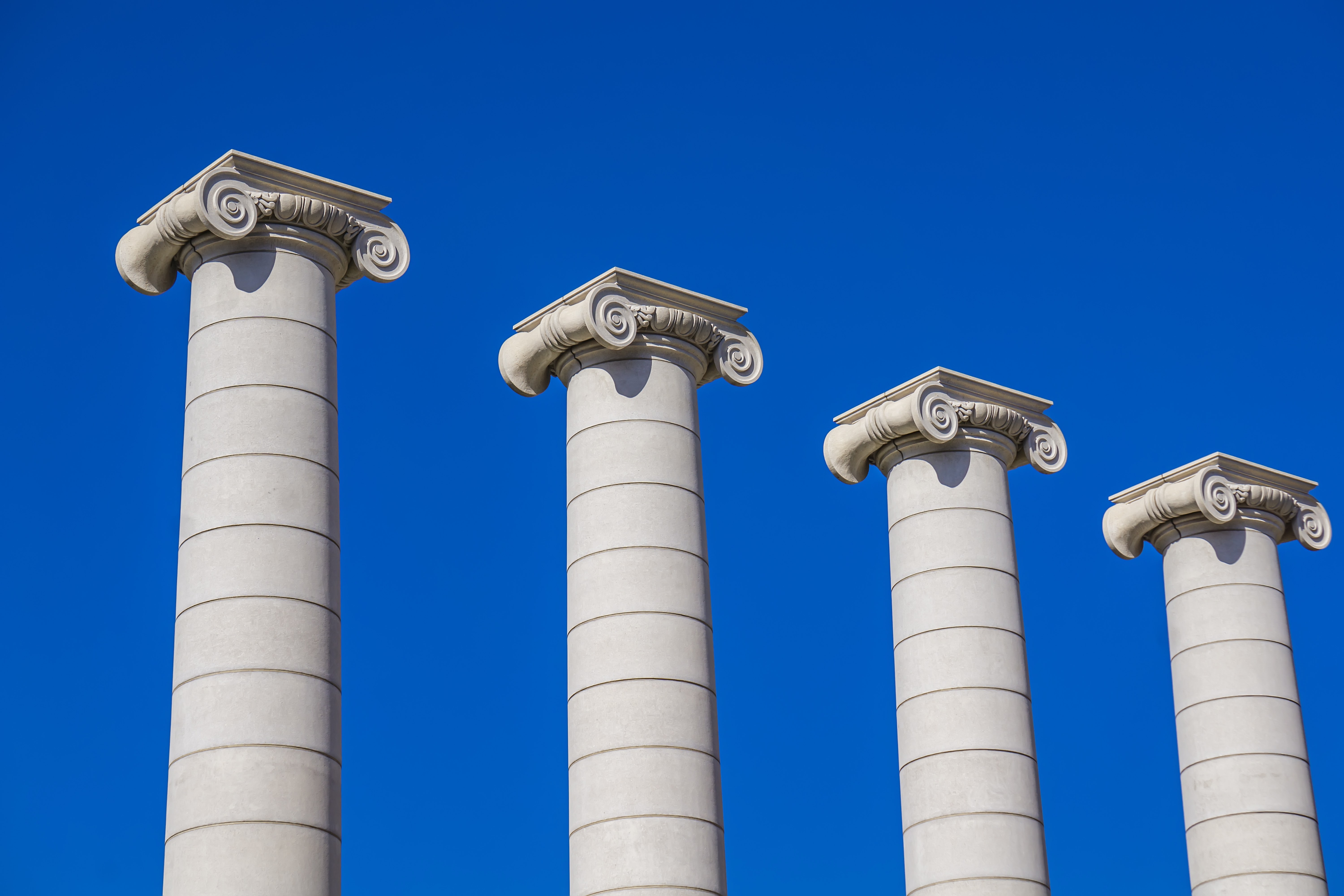 Колонна в прошлом 5 букв. 4 Колонны Барселона. Греческие колонны. Ионическая колонна. Римские колонны.